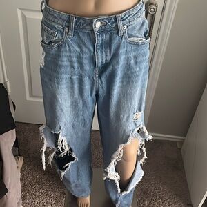 A blue/gray undertone, ripped jeans,high rise, functional jean baggy jean,cottom